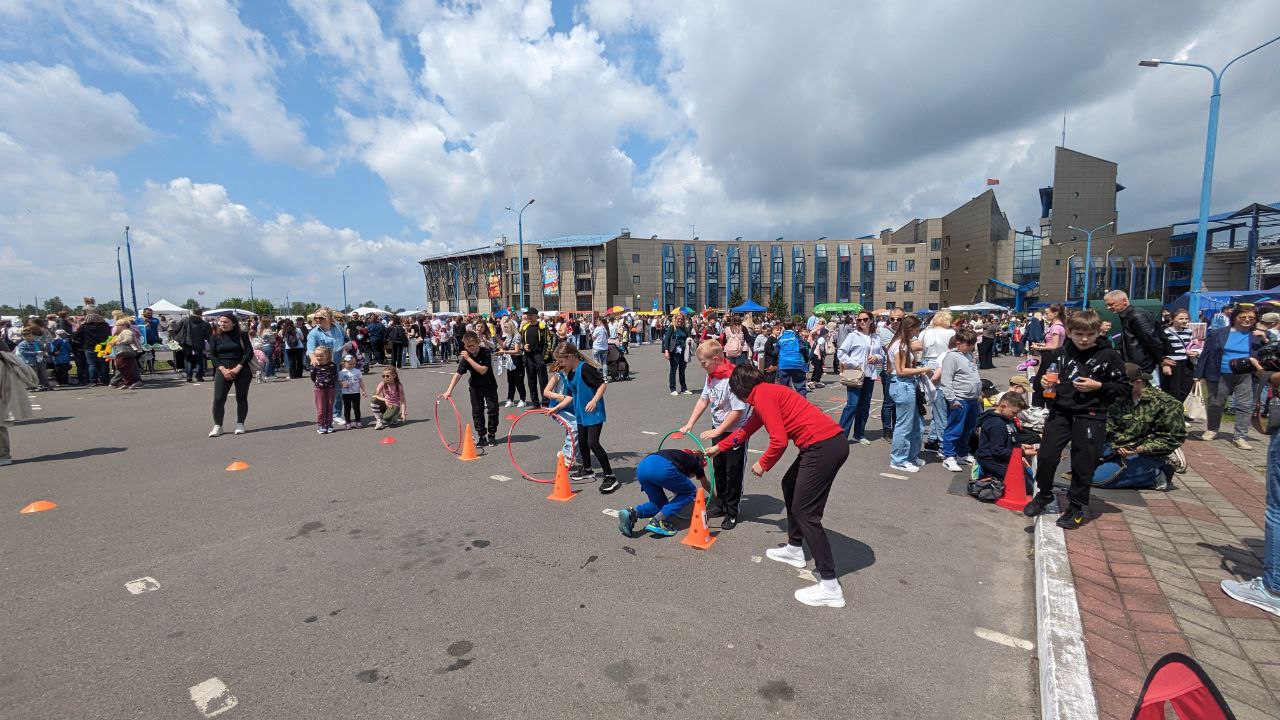 В Бресте проходит семейно-спортивный праздник «Волны единства»