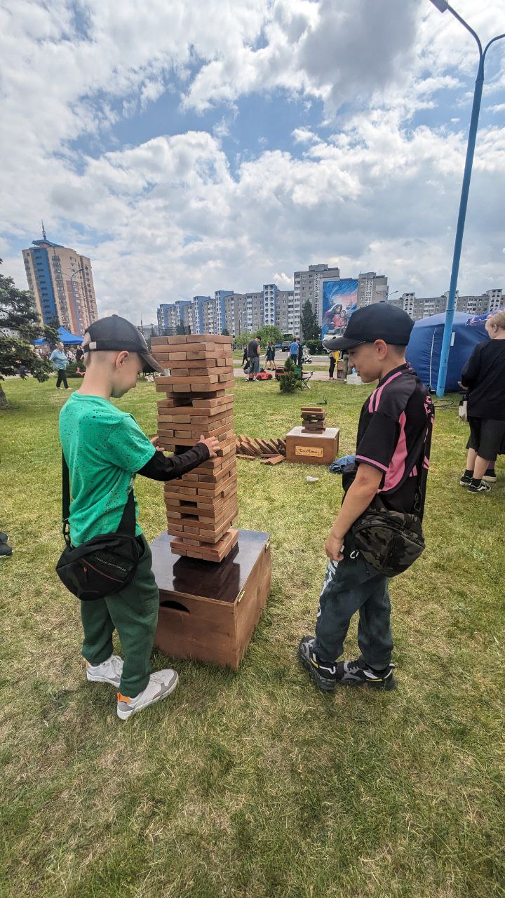 В Бресте проходит семейно-спортивный праздник «Волны единства»