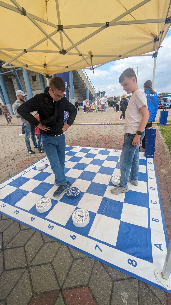 В Бресте проходит семейно-спортивный праздник «Волны единства»