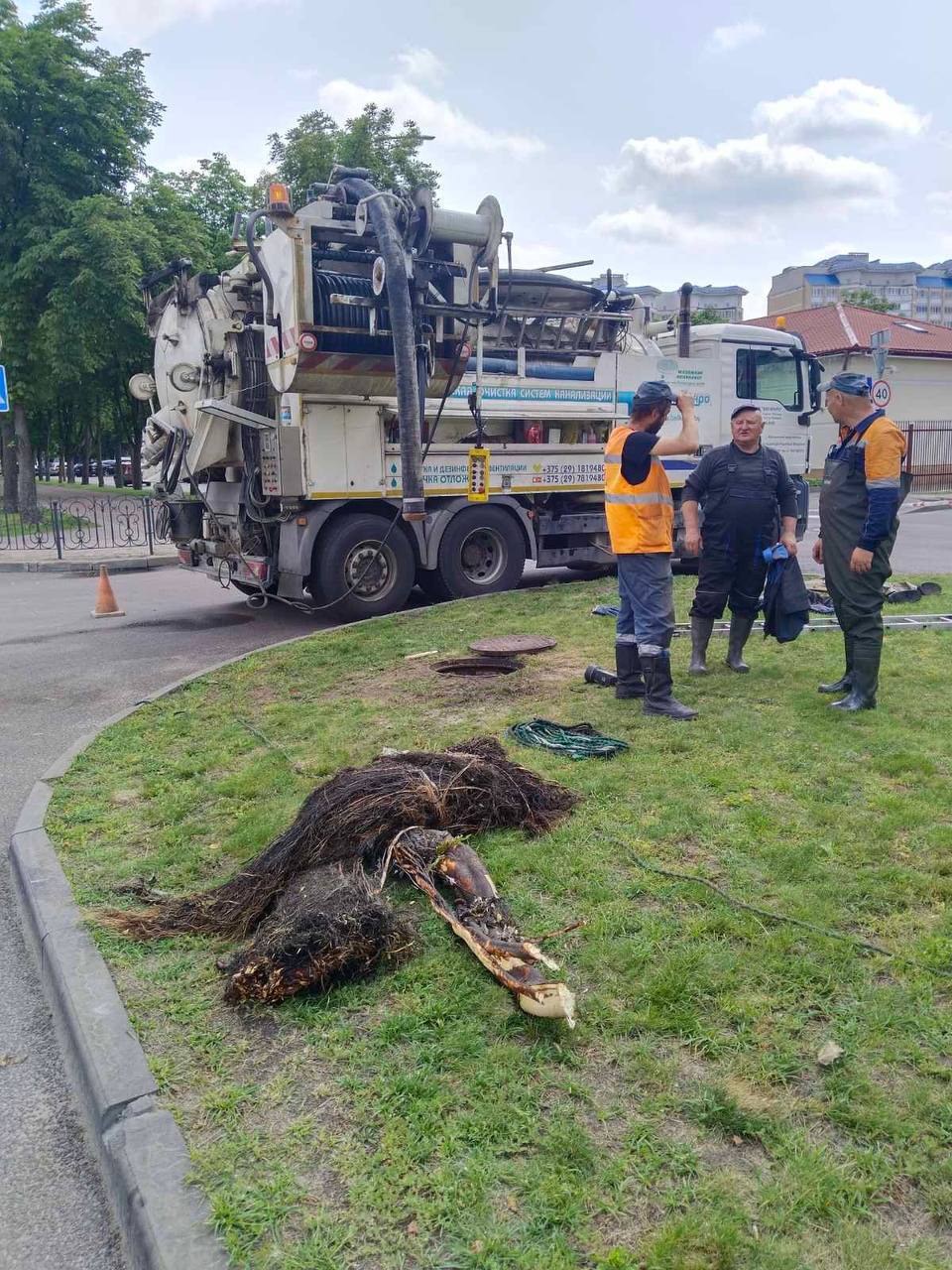 В Бресте на улице Гоголя чистят дождевую канализацию