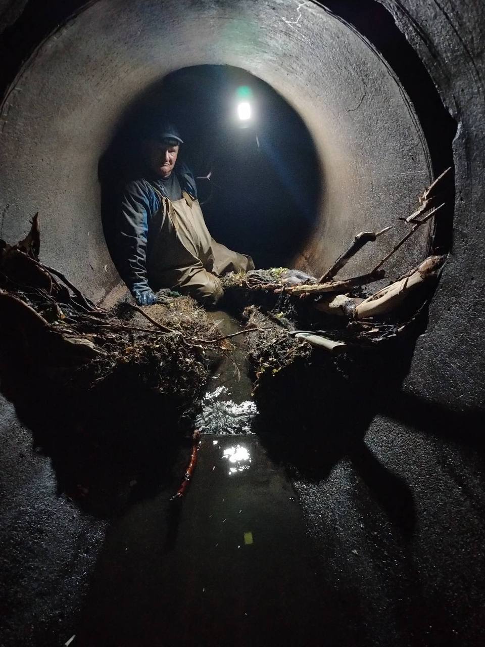 В Бресте на улице Гоголя чистят дождевую канализацию