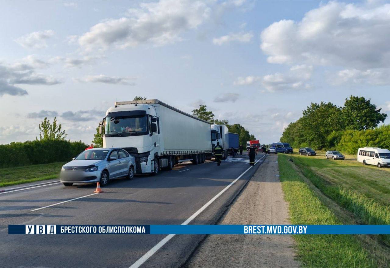 Под Брестом произошло серьёзное ДТП с участием нескольких автомобилей. Рассказываем подробности