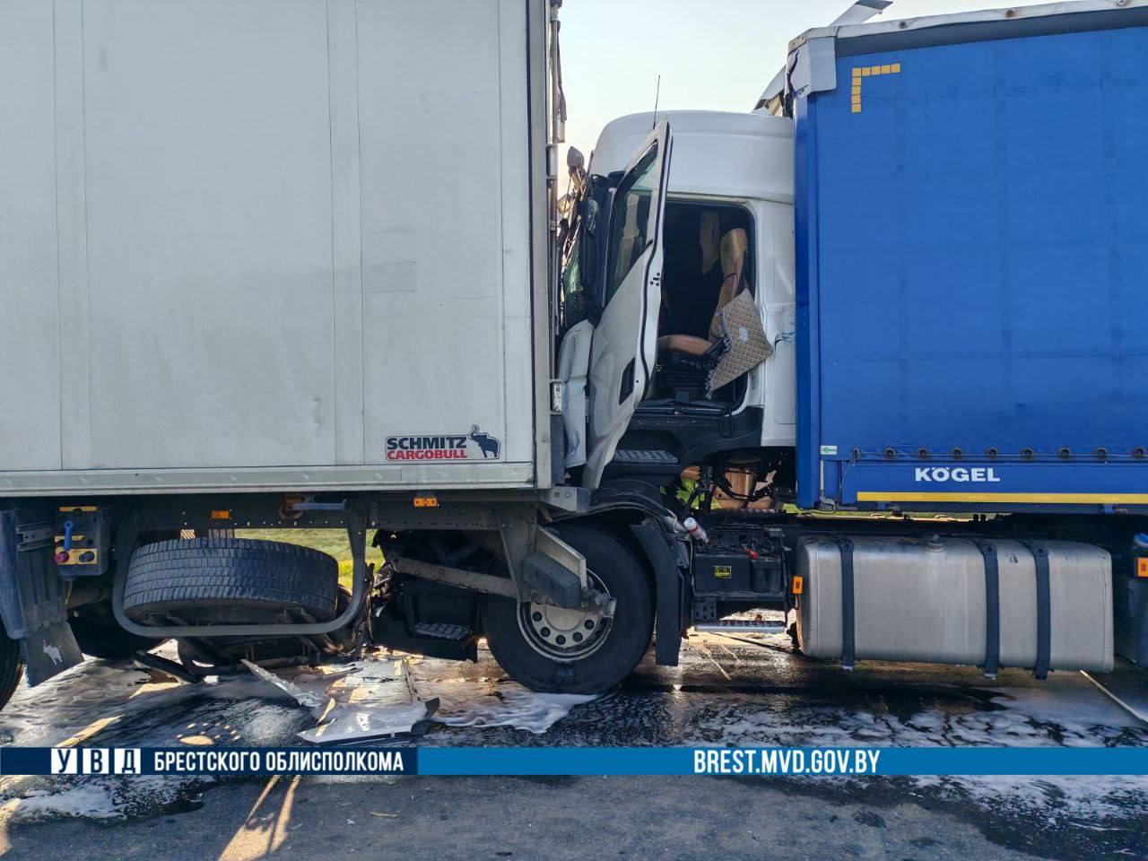 Под Брестом произошло серьёзное ДТП с участием нескольких автомобилей. Рассказываем подробности