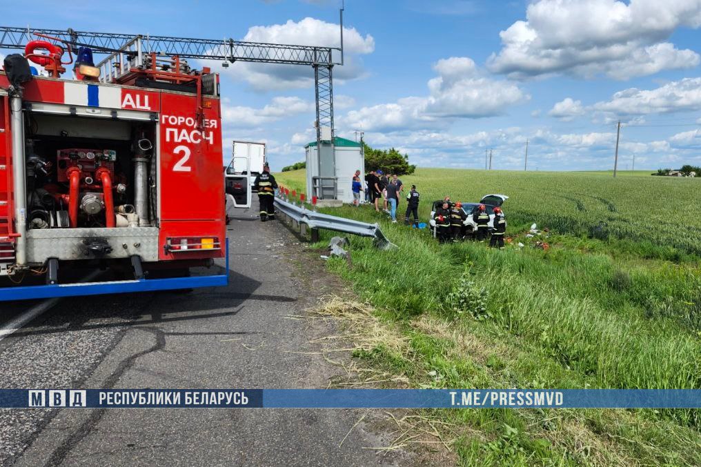 Два человека погибли на М1: автомобиль влетел в отбойник и перевернулся. Момент ДТП попал на видео