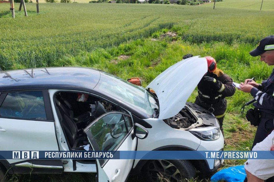 Два человека погибли на М1: автомобиль влетел в отбойник и перевернулся. Момент ДТП попал на видео