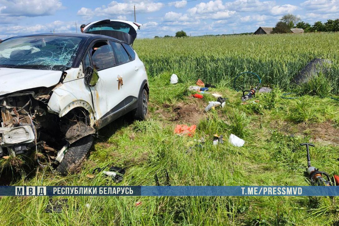 Два человека погибли на М1: автомобиль влетел в отбойник и перевернулся. Момент ДТП попал на видео