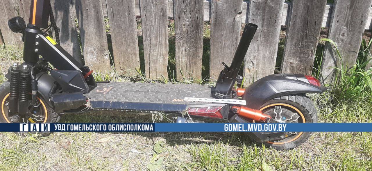 11-летний мальчик на электросамокате выскочил прямо под автомобиль — жесткое видео