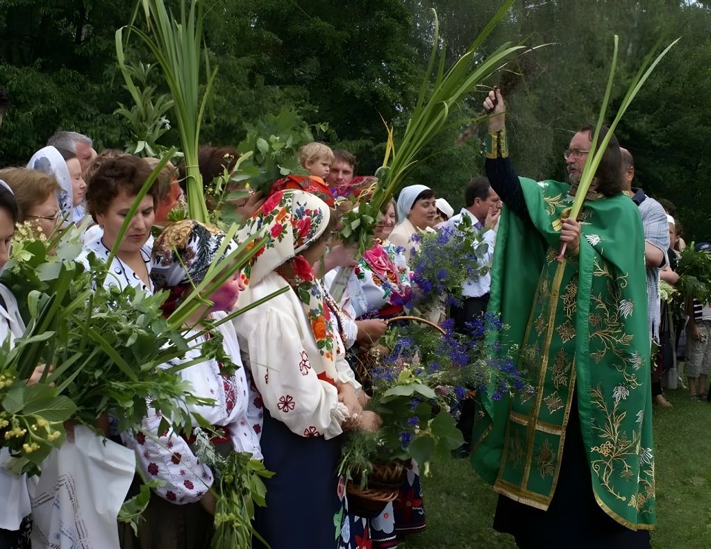 Православные верующие празднуют День Святой Троицы