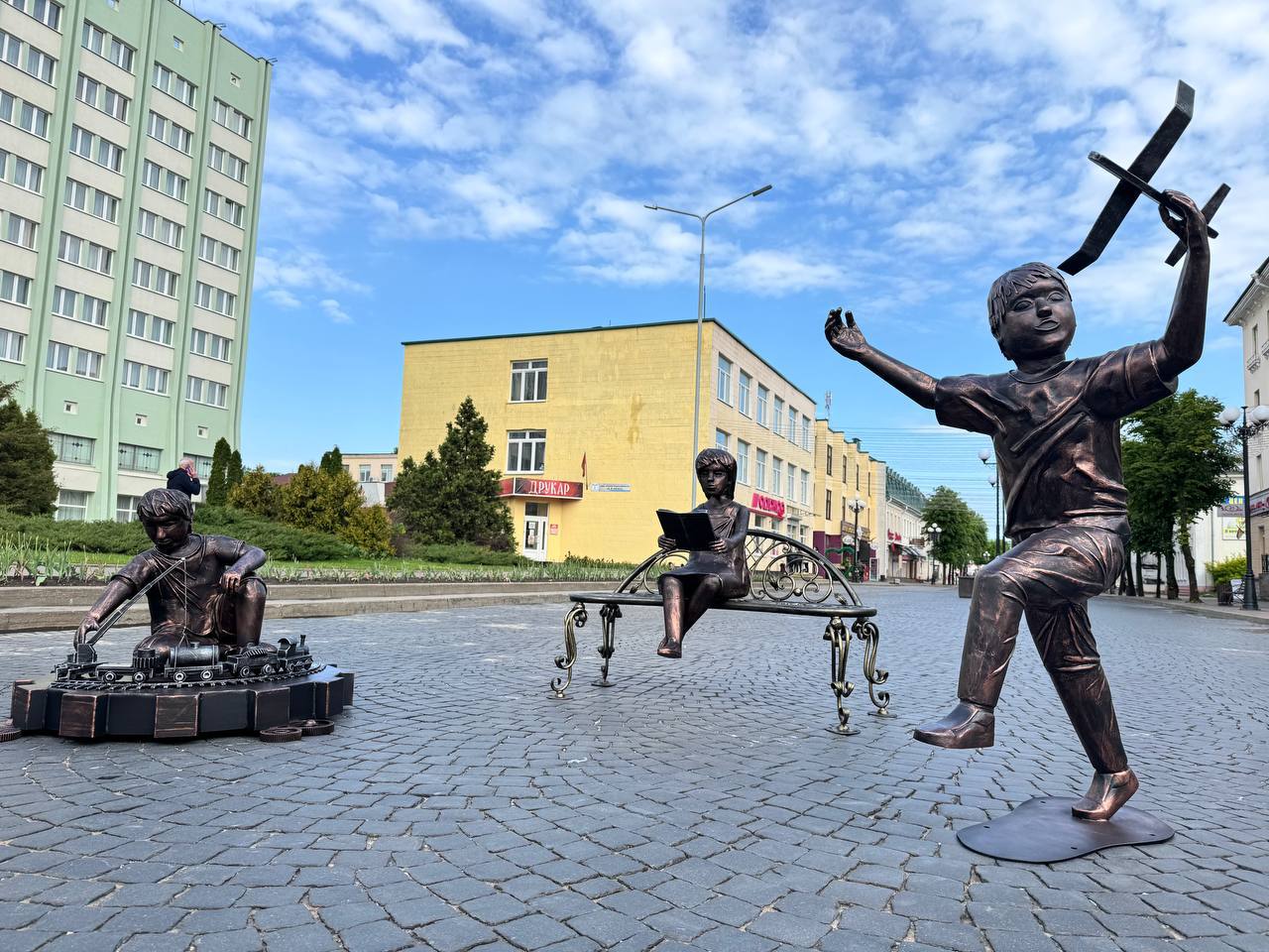 Пешеходную улицу Советскую в Барановичах украсили скульптуры играющих детей