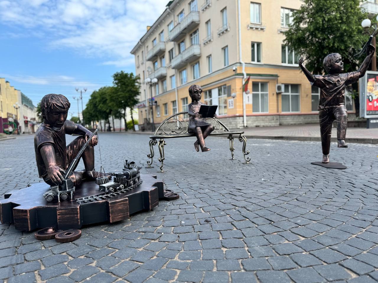 Пешеходную улицу Советскую в Барановичах украсили скульптуры играющих детей