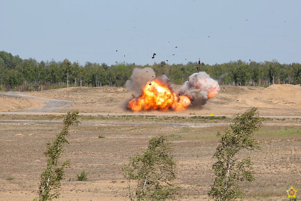 На Брестском полигоне продемонстрировали боевой эпизод