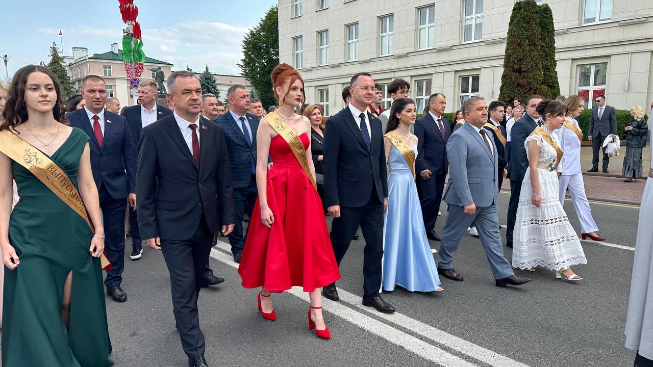 Брест встречает праздник для выпускников «Алые паруса»