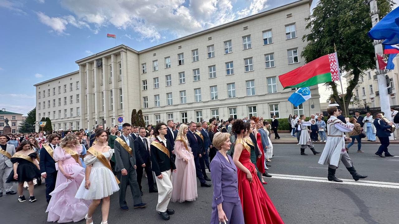 Брест встречает праздник для выпускников «Алые паруса»