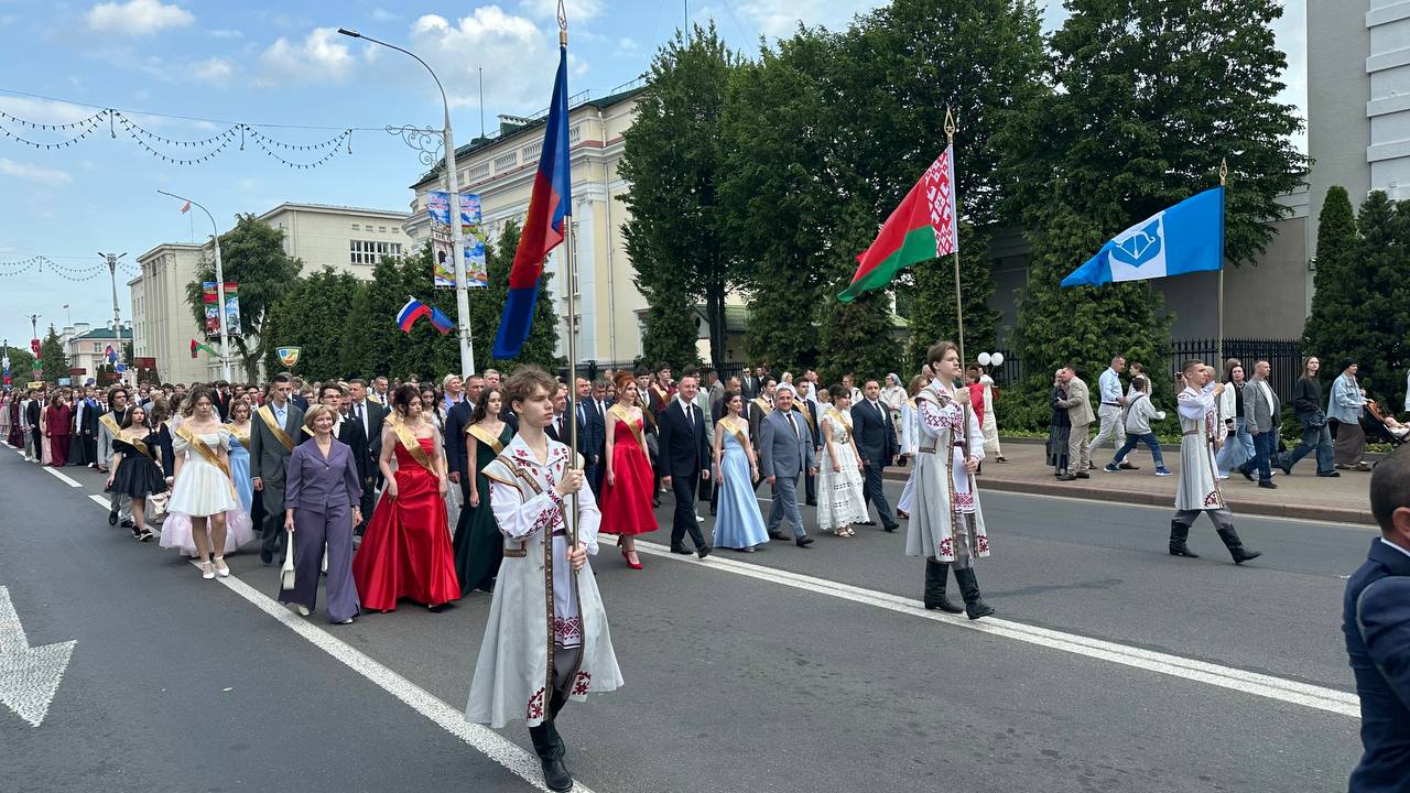 Брест встречает праздник для выпускников «Алые паруса»