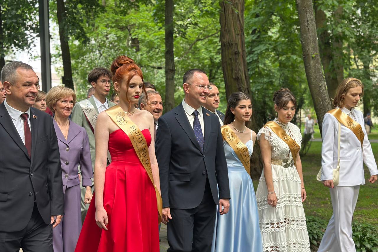 Брест встречает праздник для выпускников «Алые паруса»