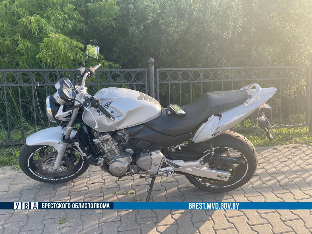 ДТП на перекрестке в Бресте: мотоциклист упал, избегая столкновения