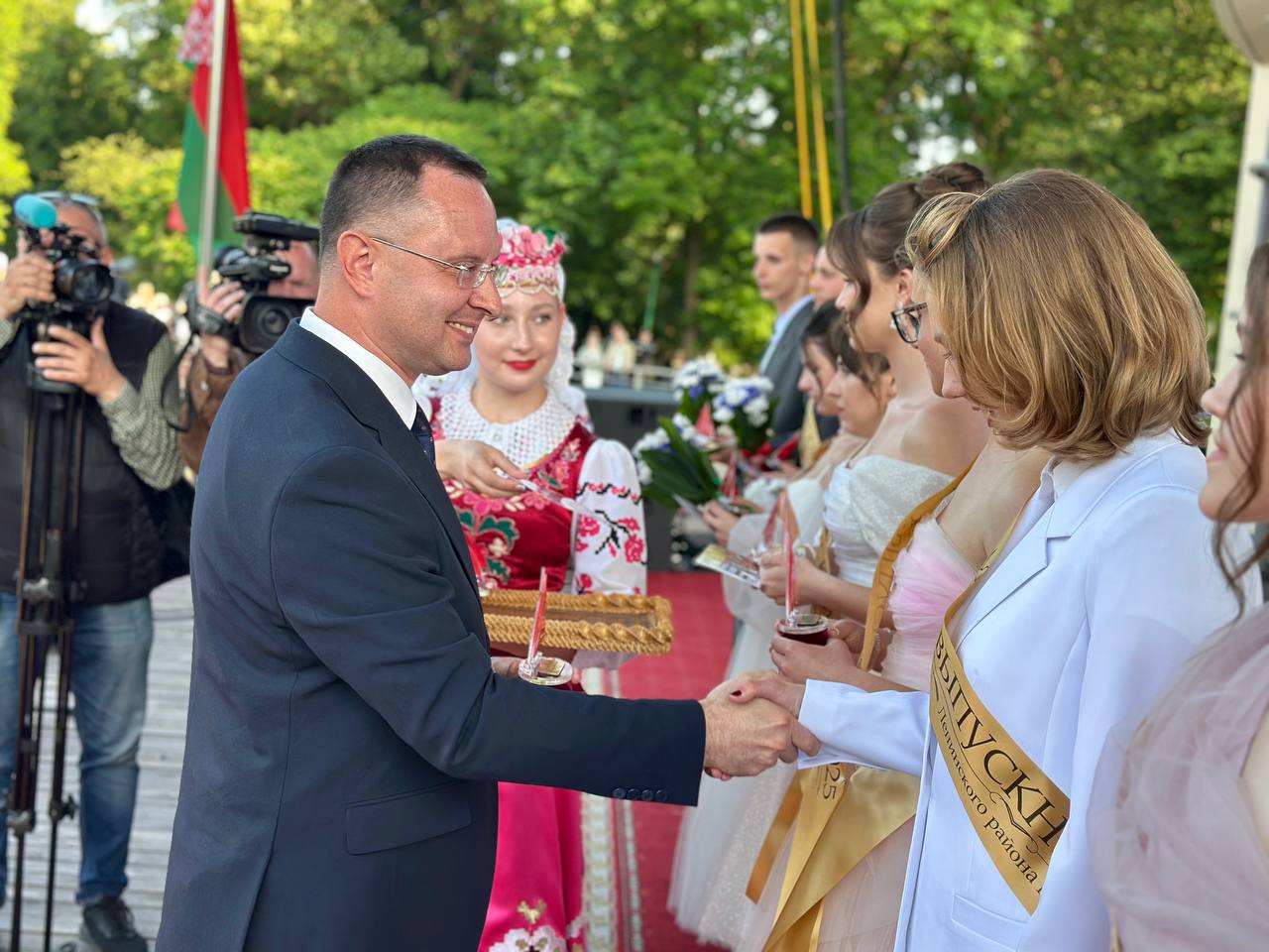 Брест встречает праздник для выпускников «Алые паруса»