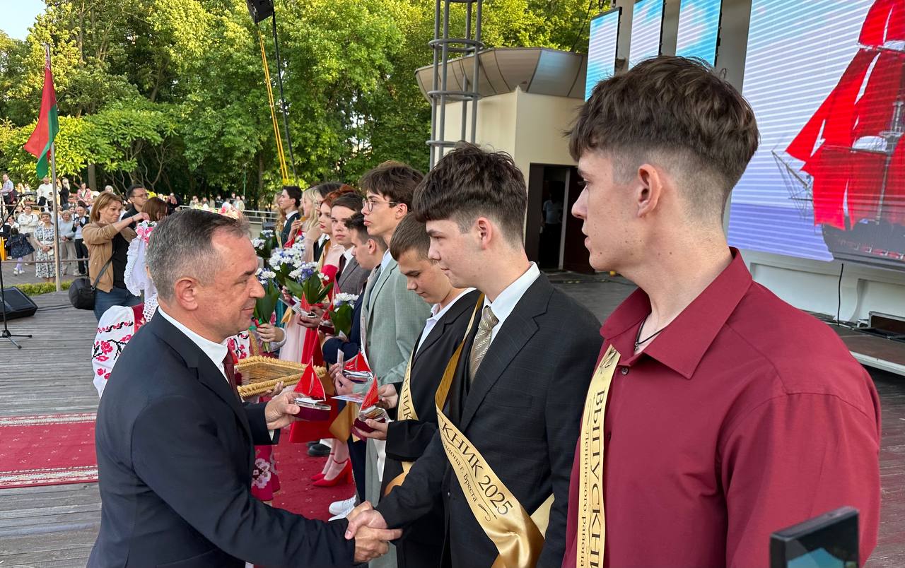 Брест встречает праздник для выпускников «Алые паруса»