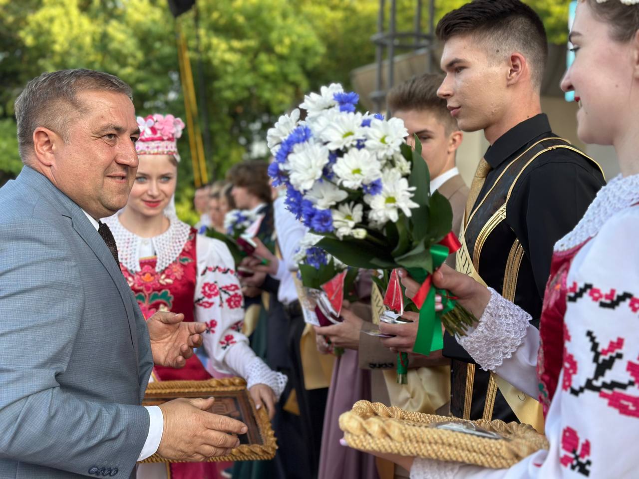 Брест встречает праздник для выпускников «Алые паруса»
