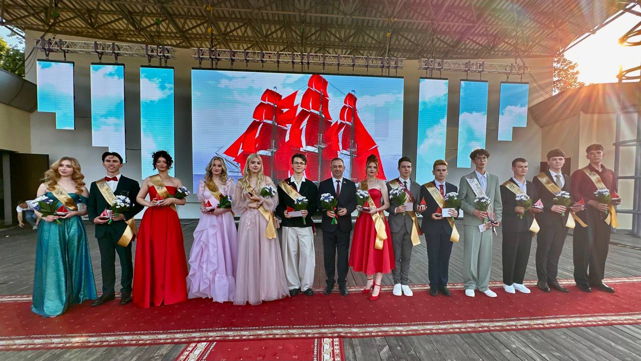 Брест встречает праздник для выпускников «Алые паруса»