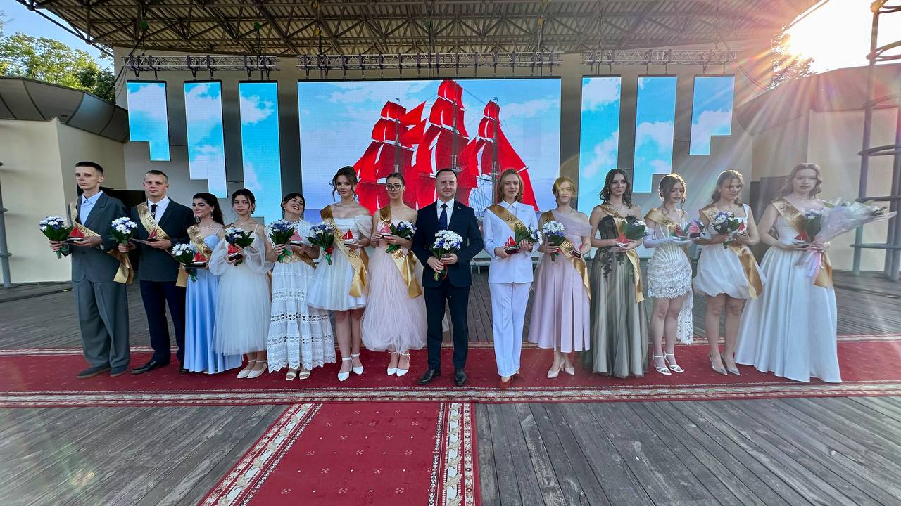 Брест встречает праздник для выпускников «Алые паруса»