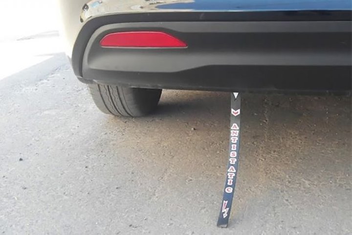 Почему на машины уже не вешают «антистатики»? Вот что ответил автоэксперт