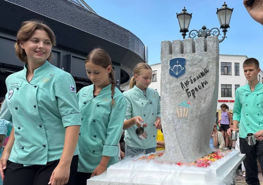 Сладкий сюрприз на Советской: мэр Бреста оценил гигантский торт