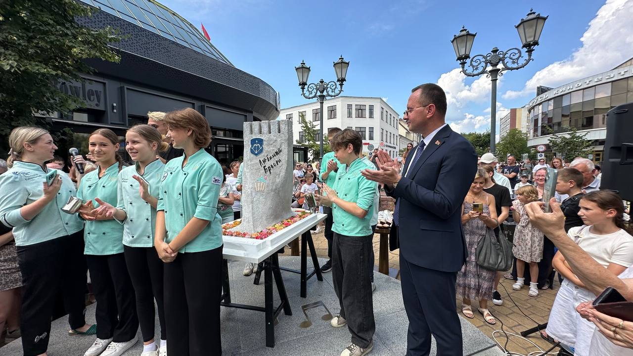 Сладкий сюрприз на Советской: мэр Бреста оценил гигантский торт