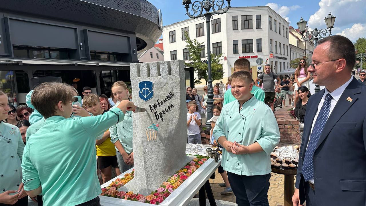 Сладкий сюрприз на Советской: мэр Бреста оценил гигантский торт