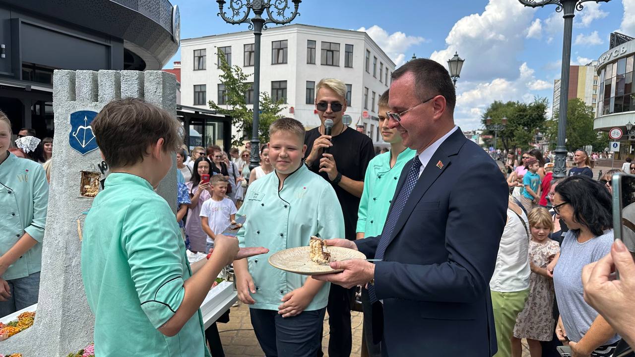 Сладкий сюрприз на Советской: мэр Бреста оценил гигантский торт