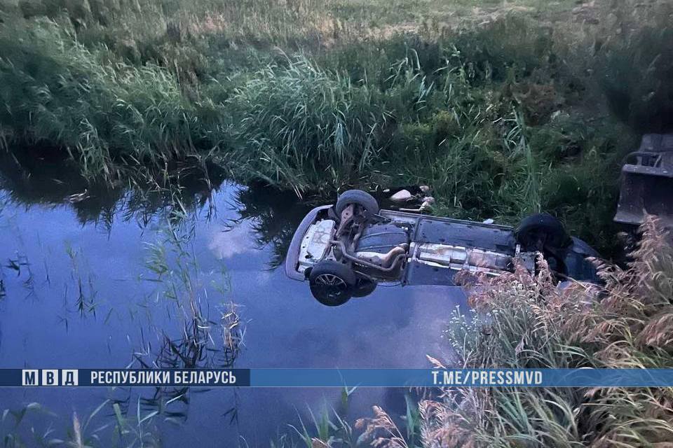 Трагедия в Беларуси: машина опрокинулась в мелиоративный канал — погибло два человека