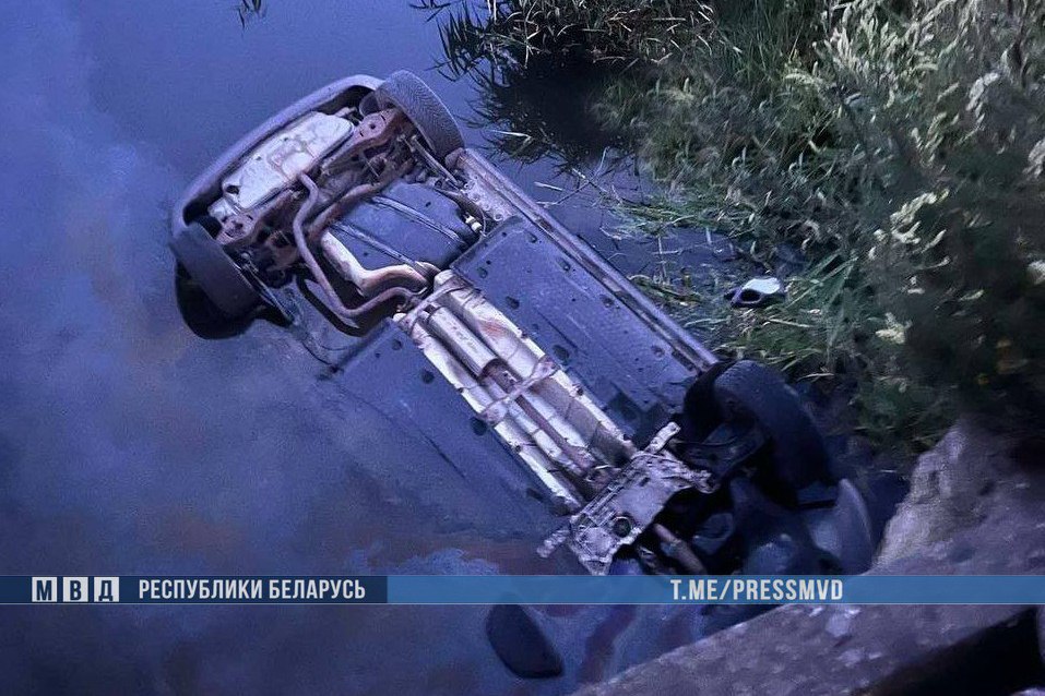 Трагедия в Беларуси: машина опрокинулась в мелиоративный канал — погибло два человека