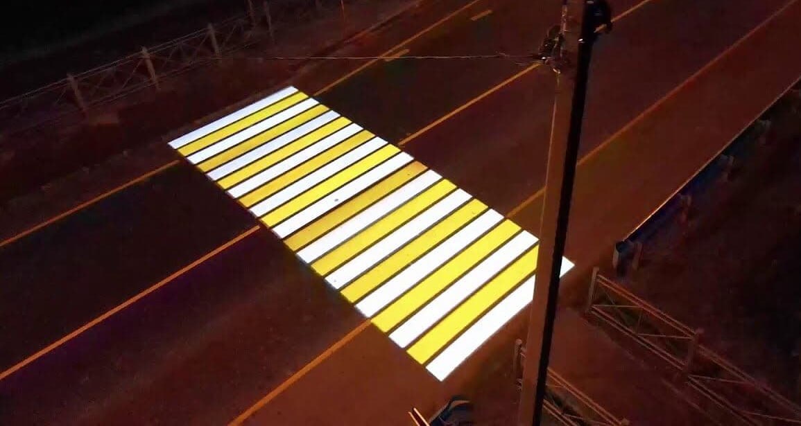 В Бресте появились проекционные пешеходные переходы