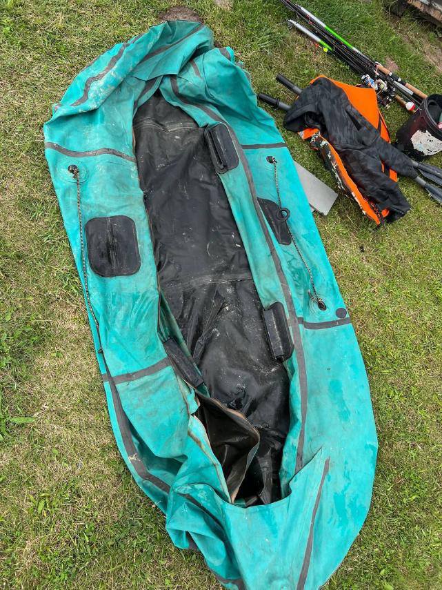 В Дрогичине у рыбака посреди водохранилища лопнула надувная лодка