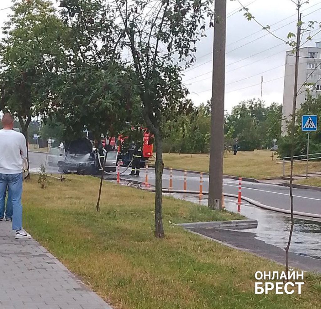 Автомобиль загорелся на улице Орловской в Бресте