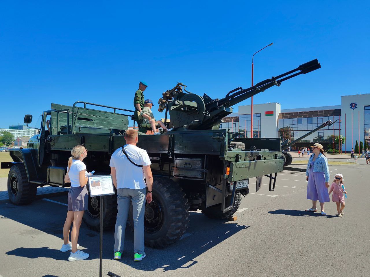 Выставку военной техники представили возле Ледового дворца в Бресте