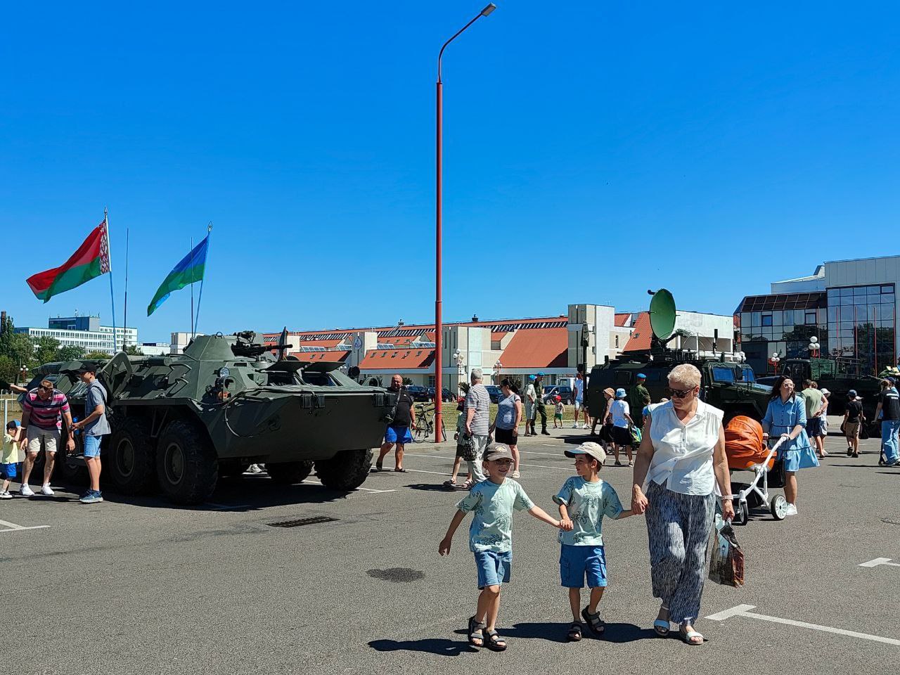 Выставку военной техники представили возле Ледового дворца в Бресте