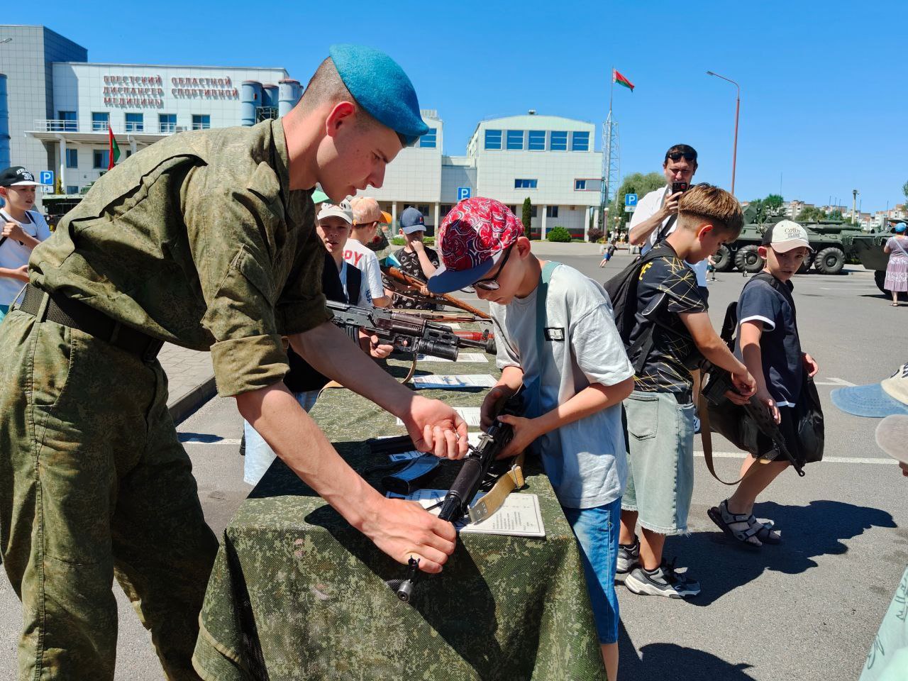 Выставку военной техники представили возле Ледового дворца в Бресте