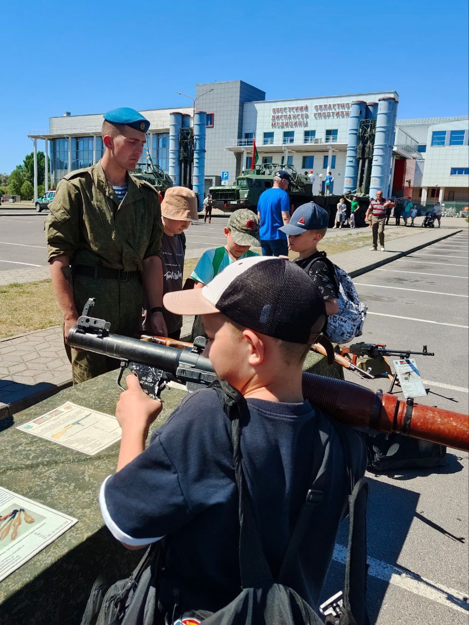 Выставку военной техники представили возле Ледового дворца в Бресте