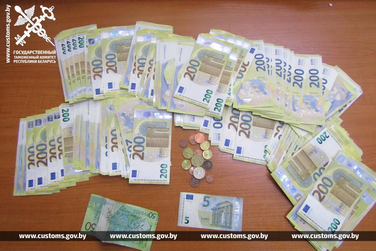 10 тысяч сказала, 50 нашлись: как белоруска пыталась провезти незаконно евро