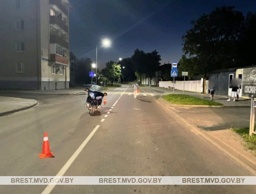 Мотоциклист сбил женщину на пешеходном переходе в Бресте