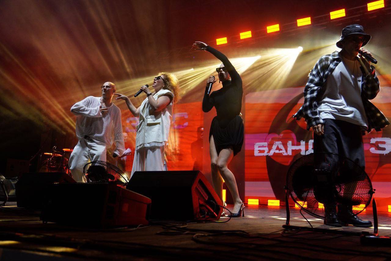 Пятничные гуляния в Бресте завершились эффектным фейерверком в парке