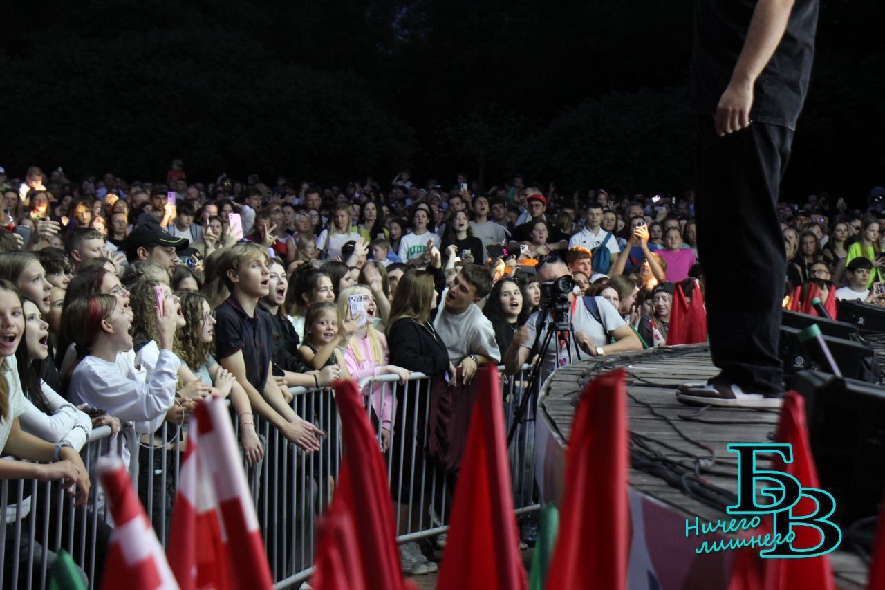 Пятничные гуляния в Бресте завершились эффектным фейерверком в парке