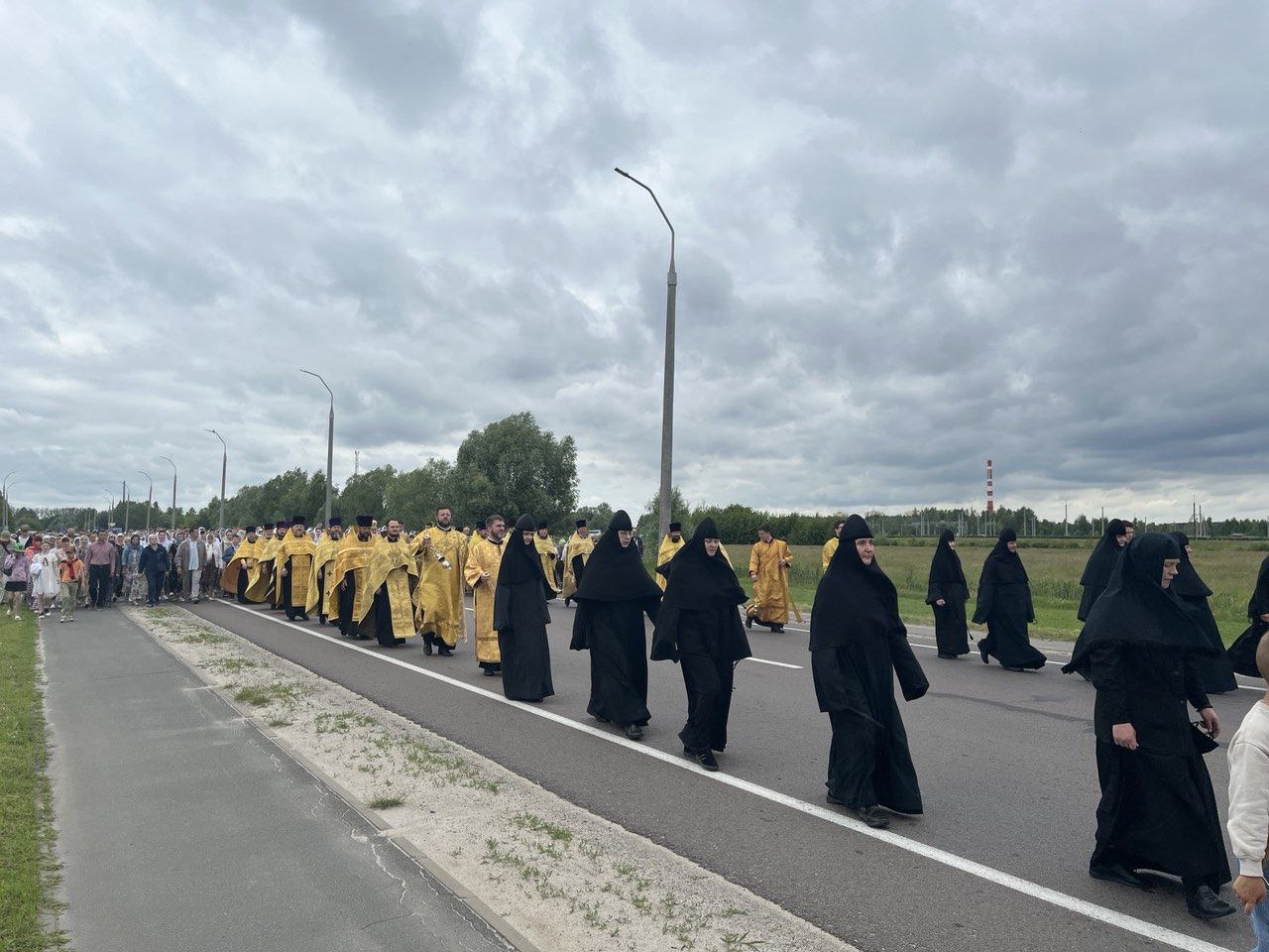 Сегодня в Бресте состоялся Крестный ход в честь празднования Собора Белорусских святых.