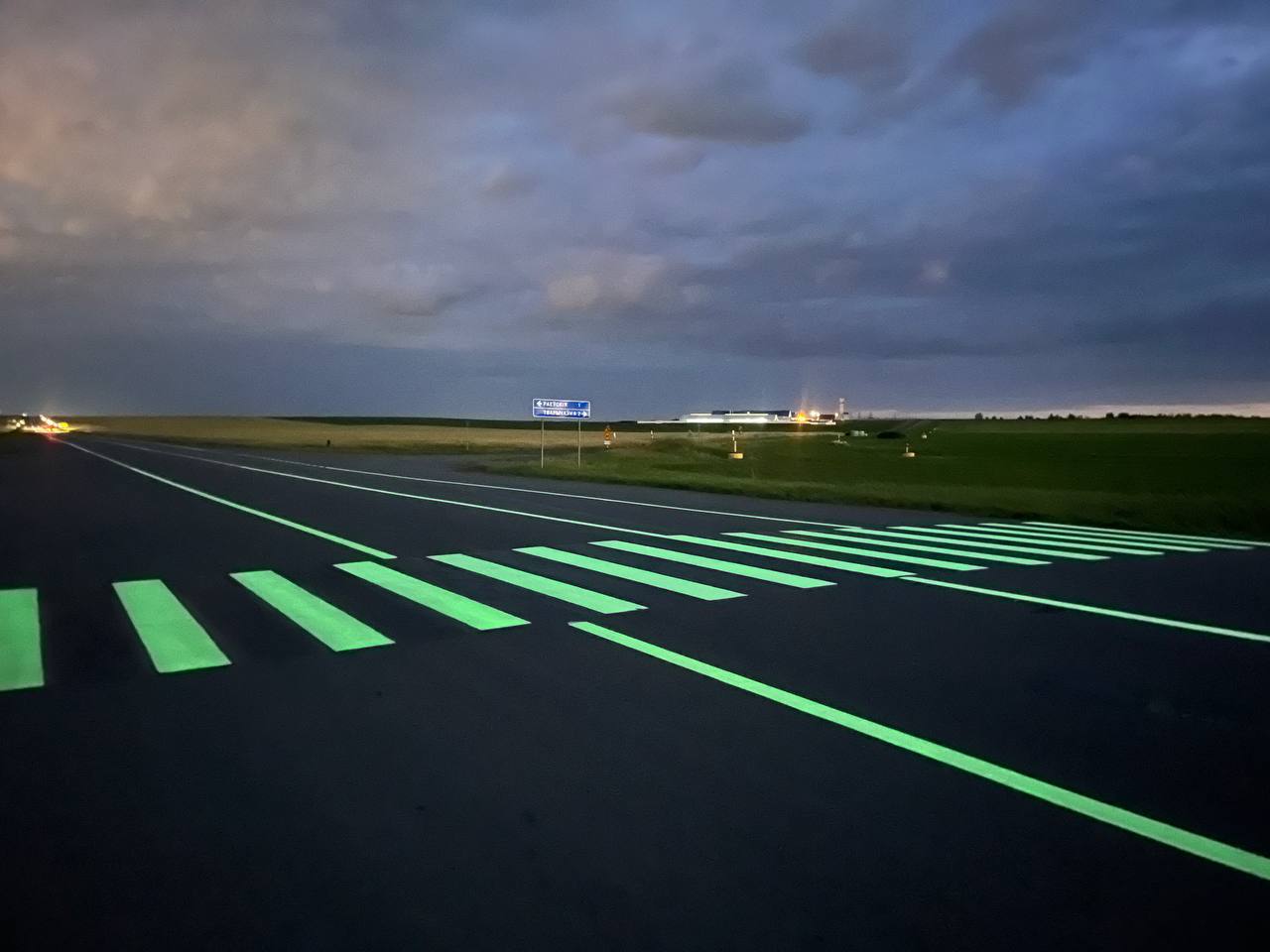 В Беларуси на трассе появилась экспериментальная разметка, которая «заряжается» от солнца и фар