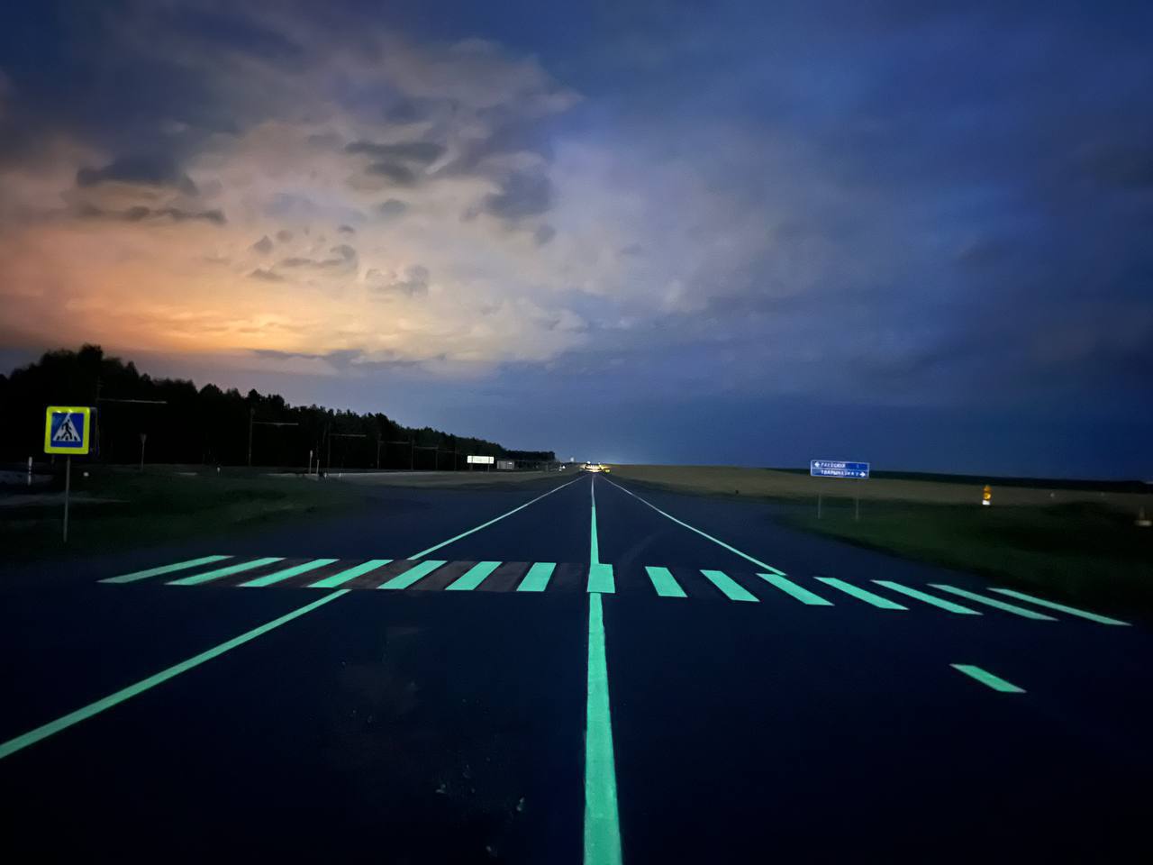 В Беларуси на трассе появилась экспериментальная разметка, которая «заряжается» от солнца и фар