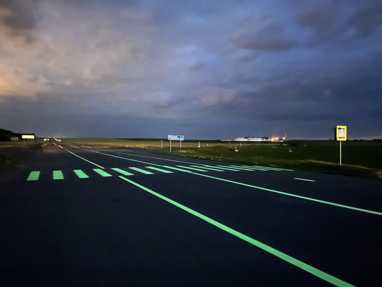 В Беларуси на трассе появилась экспериментальная разметка, которая «заряжается» от солнца и фар