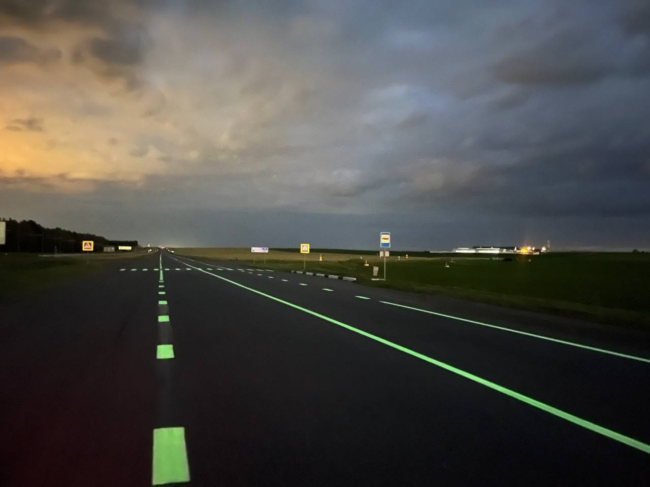 В Беларуси на трассе появилась экспериментальная разметка, которая «заряжается» от солнца и фар