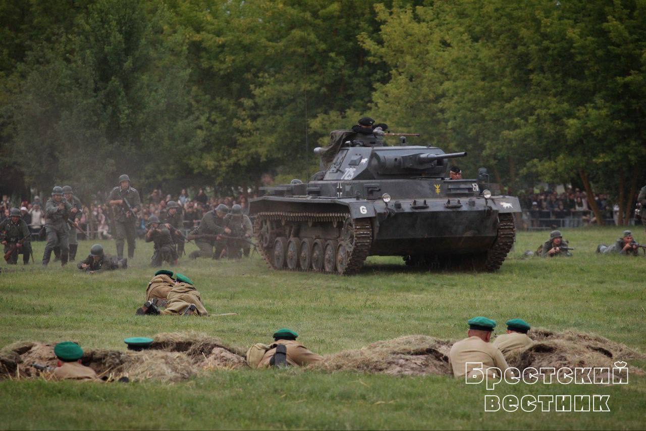 Реконструкторы воссоздали ключевые эпизоды обороны Брестской крепости — видео и фото