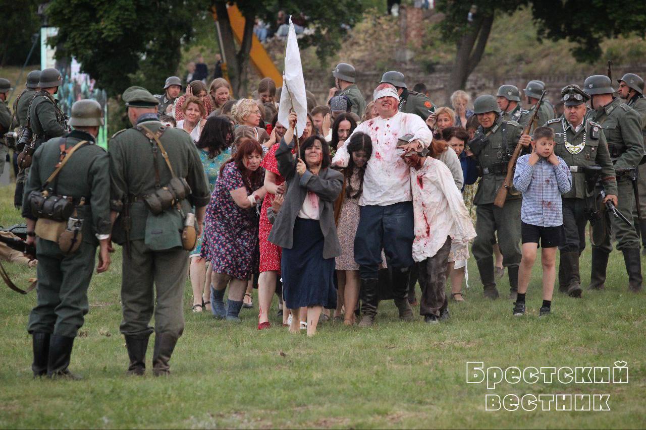 Реконструкторы воссоздали ключевые эпизоды обороны Брестской крепости — видео и фото